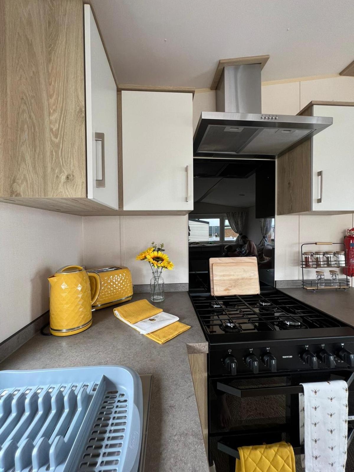 Luxurious Three Bedroom Caravan Jaywick Sands Exterior photo
